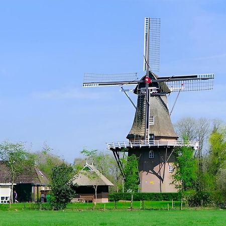Woonboot In Sumar Gelegen Tussen Leeuwarden En Drachten Suameer Exterior foto